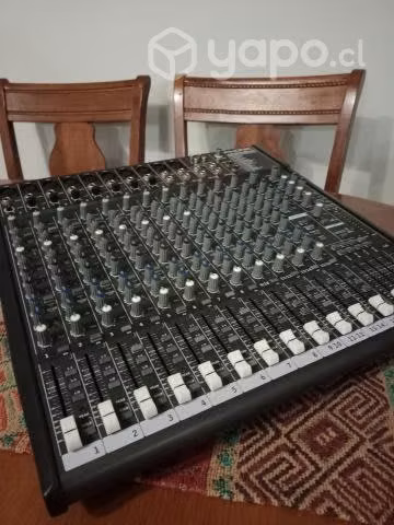 Mixer Phonic AM844D con efectos y USB