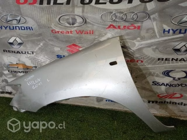Tapabarro izquierdo toyota hilux 2011
