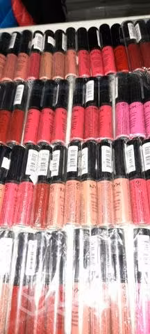 Lote de 100 labiales NYX