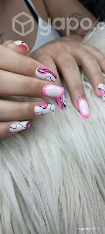 Servicio de manicure y pedicure.