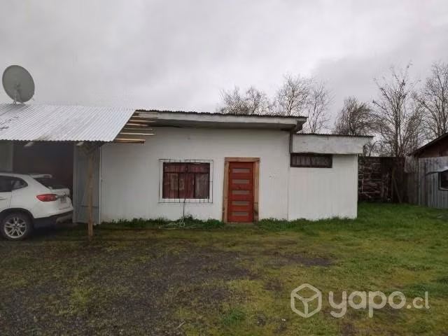 Casa material sólido con sitio