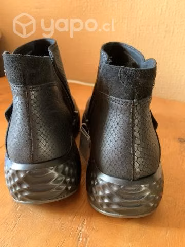 Botines 16 hrs talla 38. Nuevos