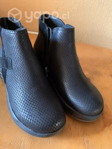 Botines 16 hrs talla 38. Nuevos