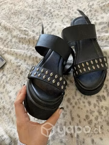 Sandalias negras con tachas. - Imagen 2