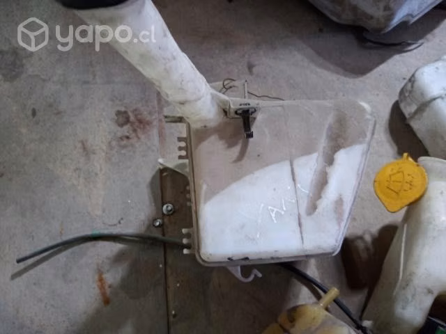 Toyota yaris deposito de agua limpia parabrisas