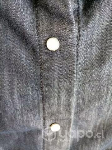Camisa de mezclilla marca mor.