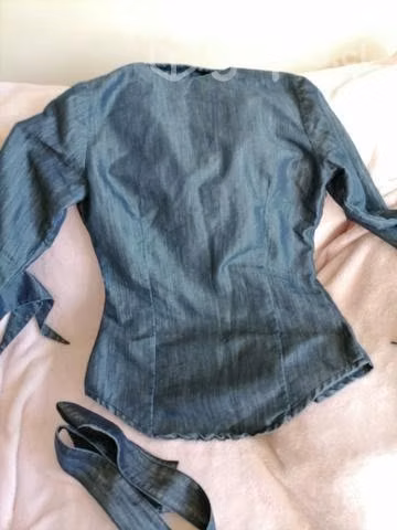 Camisa de mezclilla marca mor.