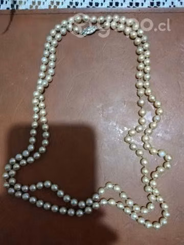 Lindo collar de perlas amarillas largo