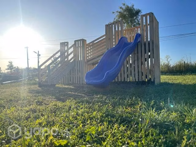 Juegos en madera con tobogán para niños
