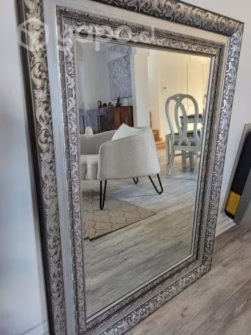 Espejo decorativo plateado. - Imagen 4