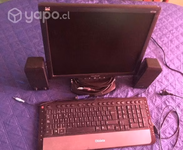Monitor de pc, parlantes y teclado