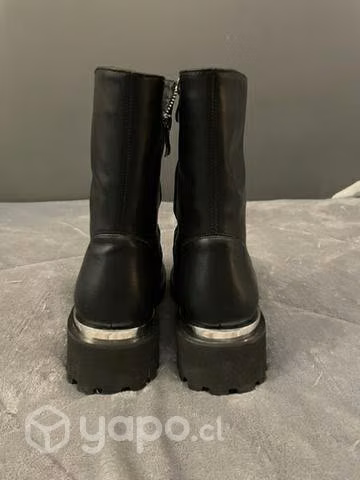Botas Negras con Cierre