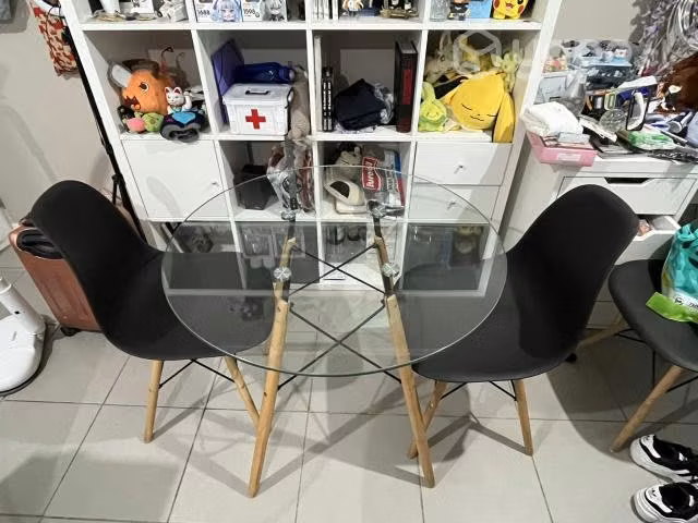 Mesa comedor de vidrio con 4 sillas