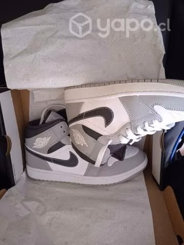 Air Jordan 1 Mid "Light Smoke Grey 2.0"