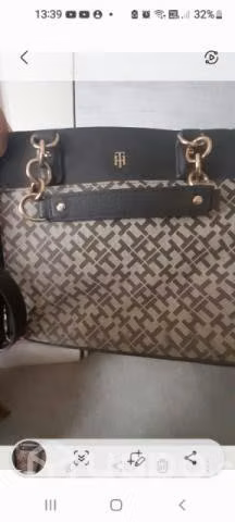 Hermosa cartera Tommy H