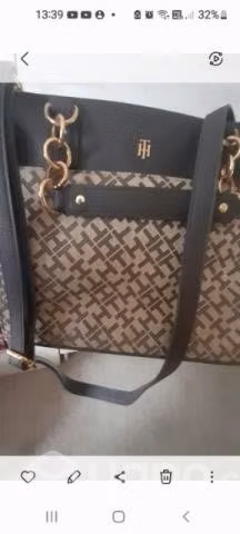 Hermosa cartera Tommy H