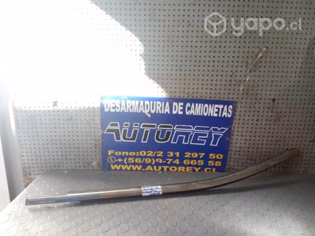 Moldura lame vidrio pta tras izq Nissan NP300