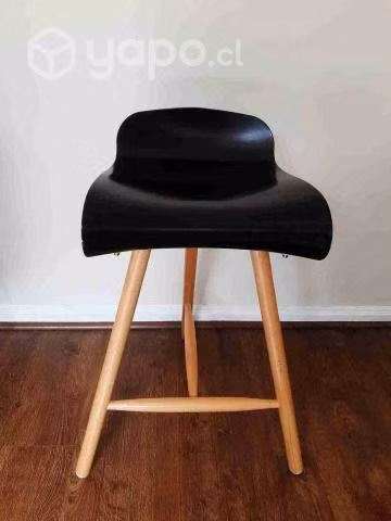 Taburete negro en excelente estado x 2