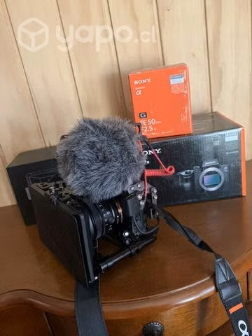 SONY A7lll + lente SONY FE 50mm y accesorios