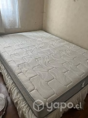 Cama de dos plazas con velador buen estado