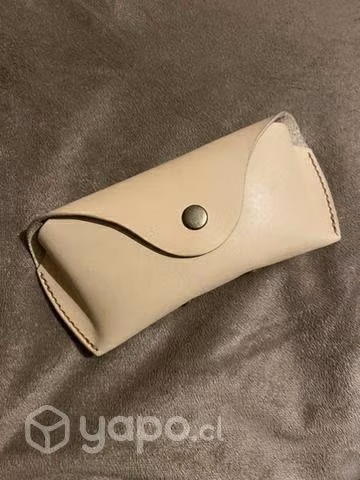 Estuche cuero para lentes de sol.