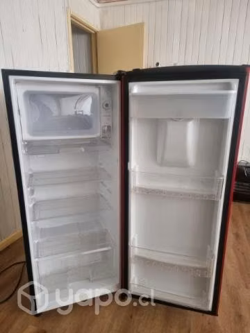 Refrigerador rojo con dispensador de agua