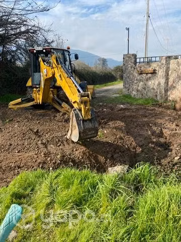 Retro excavadora y demoledor hidráulico