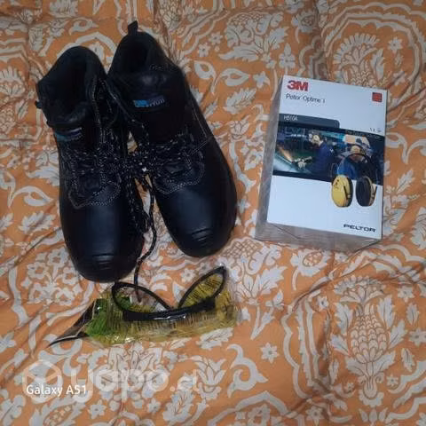 Zapatos de seguridad nuevo y gafas de seguridad fo