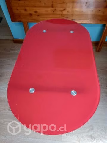 Mesa con cubierta vidrio color roja.
