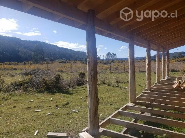 Casa o quincho en construcción, sector Río Chico