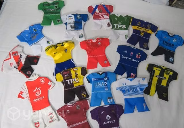 Banderines y camisetas de fútbol para colocar en e