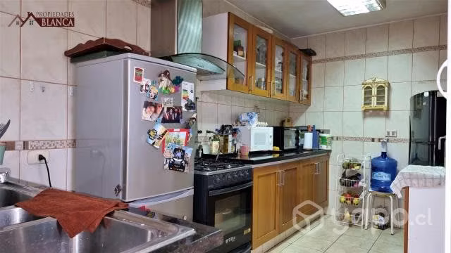 Amplia casa con 3 lofts independientes - Imagen 7