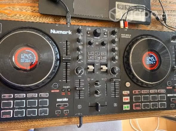 Controlador Numark Mixtrack Platinum fx