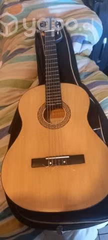 Guitarra en buen estado con funda acolchada