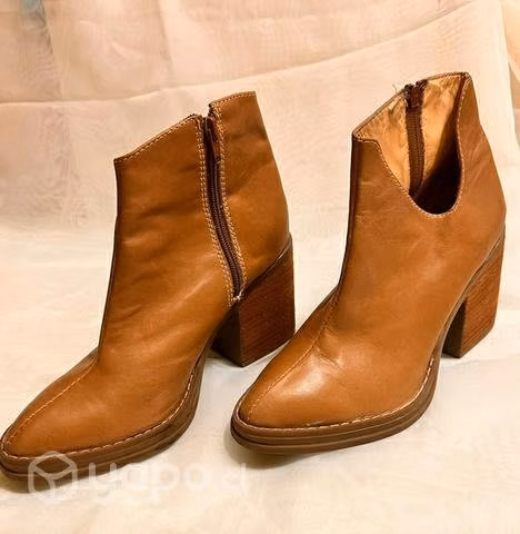 Botin de cuero, Marca Romano, color Negro.