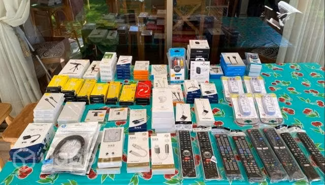 Cables, cargadores y otros