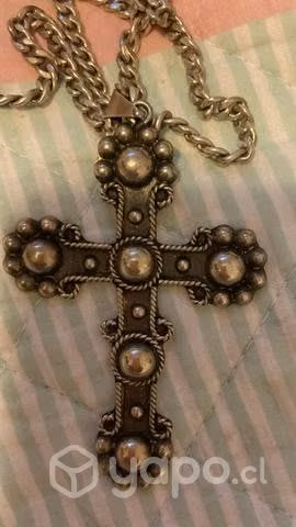 Cruz de plata antigua con cadena
