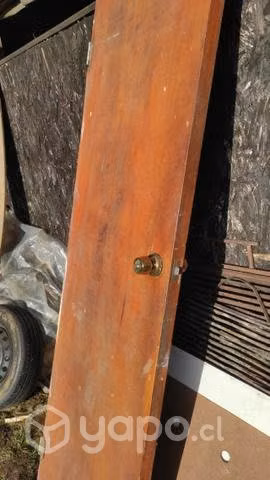 Puerta con chapa y visagras