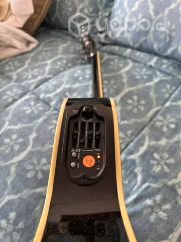 Guitarra Freeman electroacústica con afinador