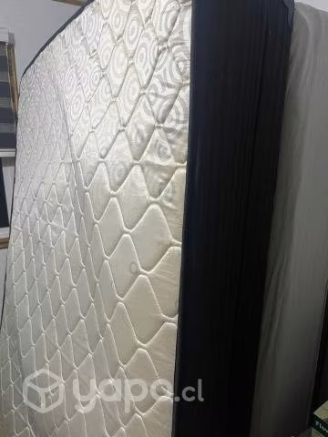 Base de cama, dos colchones y escritorio
