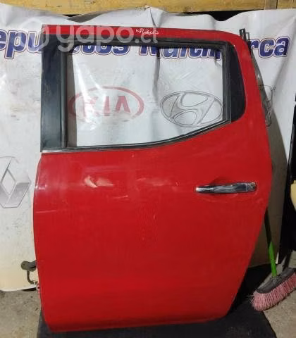Puerta Trasera Izquierda Nissan Np300 roja
