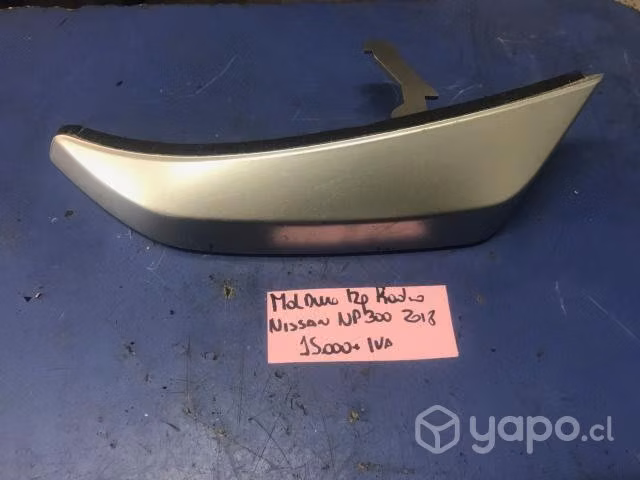 Moldura izquierda radio Nissan NP300 2018