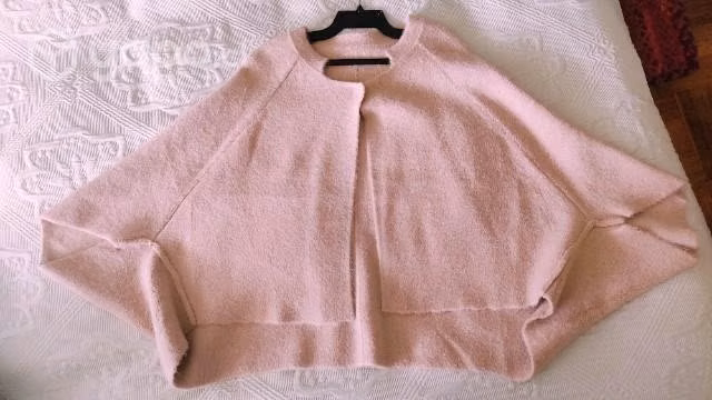 Hermosa capa con alpaca. Nueva, en perfecto estado