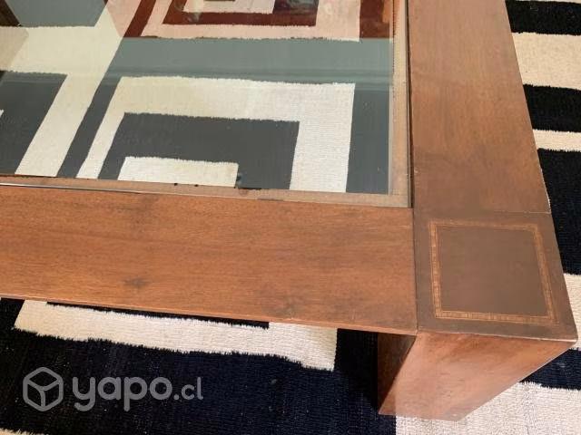 Mesa de centro madera sólida con vidrio. Impecable