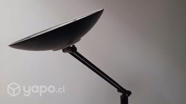 Lámpara de pie , inclinacion y altura ajustable.