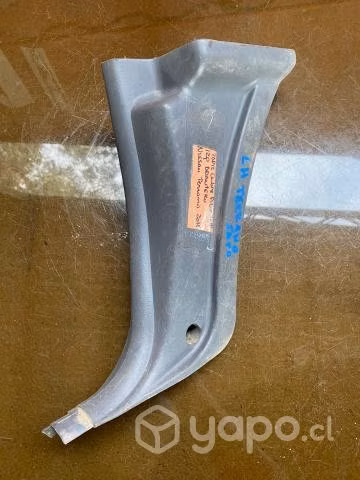 Tapiz cubre pilar inf del izq Nissan Terrano 2011