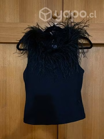 Polera negra,con plumas