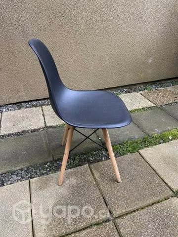 Sillas negras, patas de madera. Seis unidades