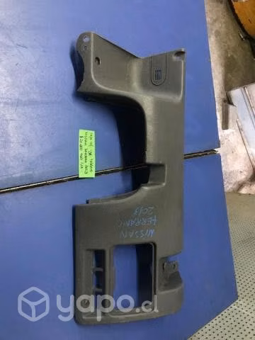 Tapa inferior izquierda tablero Nissan Terrano