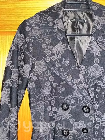 Trench negro estampado talla 38 - Imagen 2